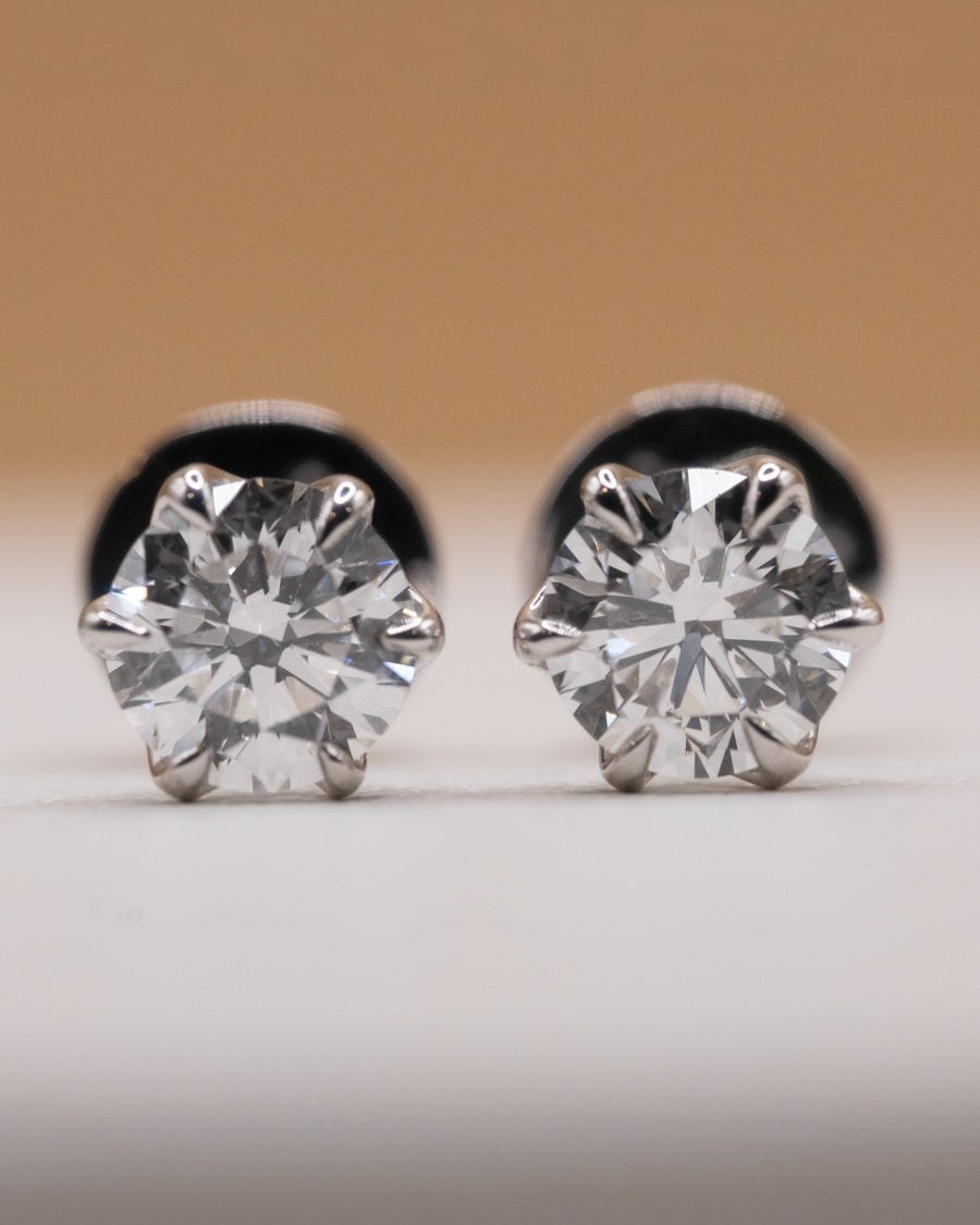 1 carat stud earrings in white rhodium plated 925 silver, two 0.50 ct lab-grown diamonds in six-prong settings