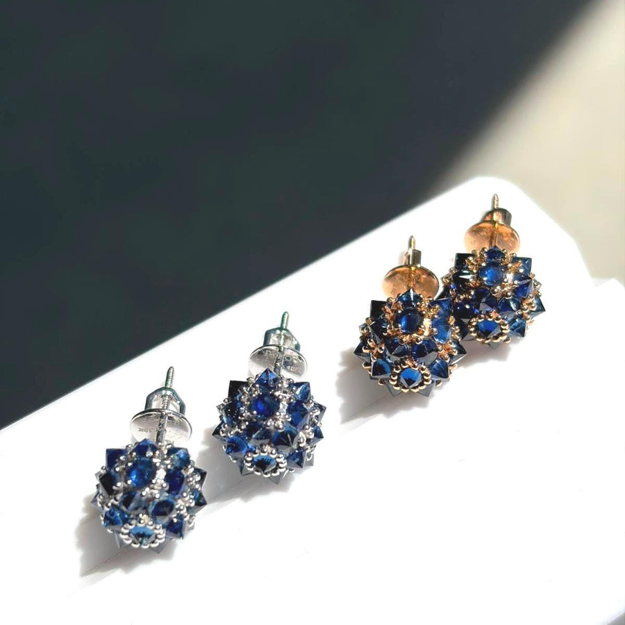 Blue sapphire spike ball stud earrings in 18K gold, detail view 2