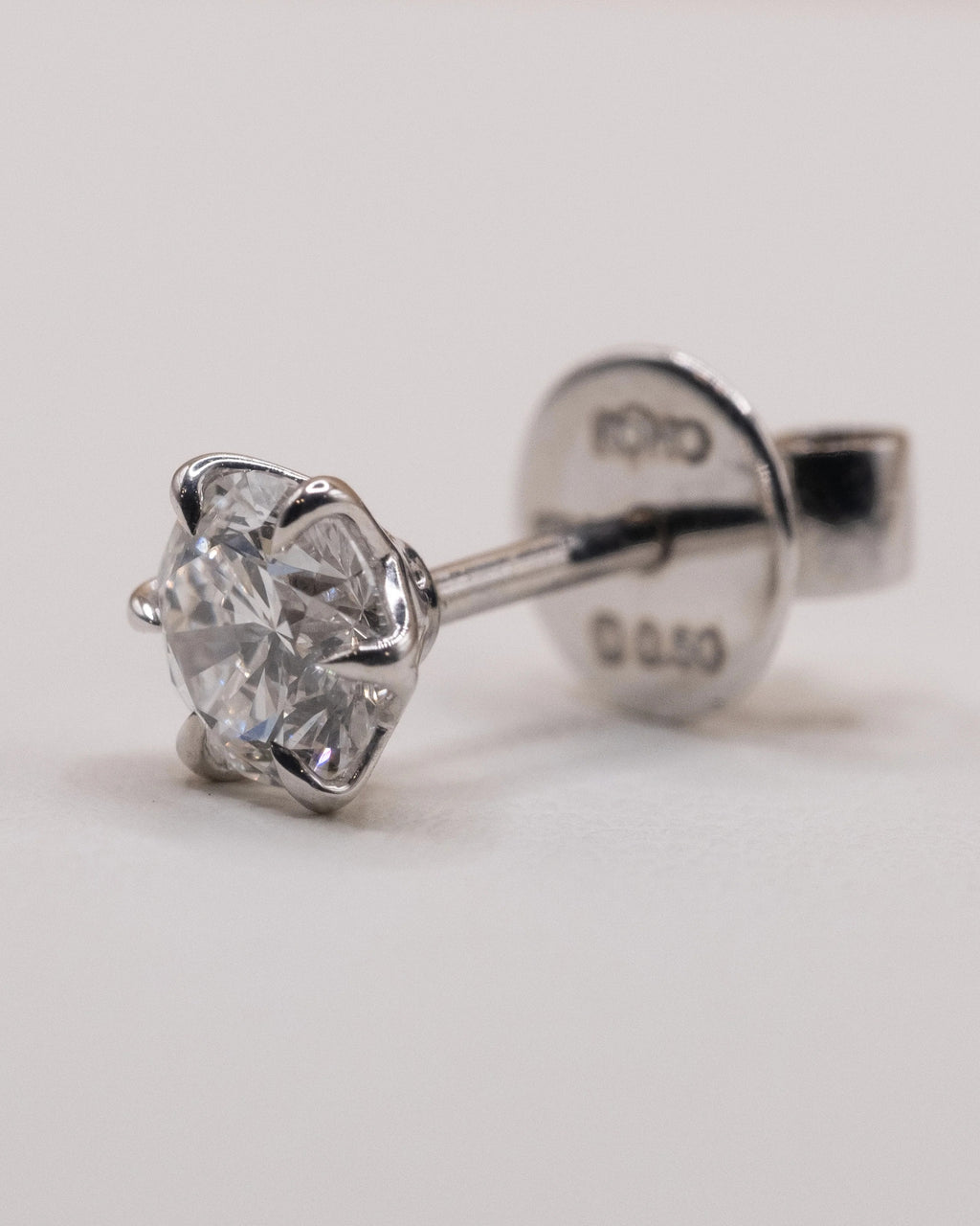 Side view of a six-prong diamond stud in white rhodium plated 925 silver