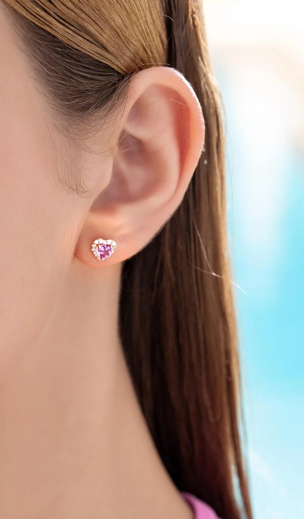 Pendiente de botón pequeño de corazón con zafiro rosa y diamantes en oro blanco de 18K, puesto en la oreja
