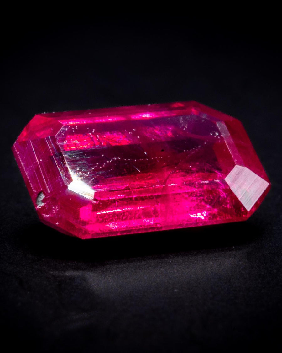 0.60 ct エメラルドカット モザンビーク産ルビー、ルース