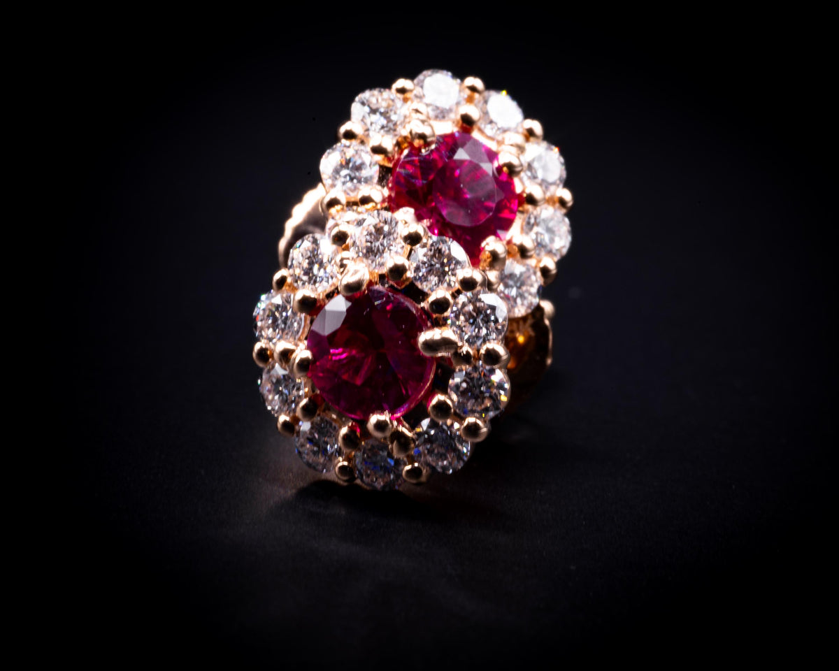 Orecchini a lobo halo con rubini e diamanti in oro rosa 18K, vista 16