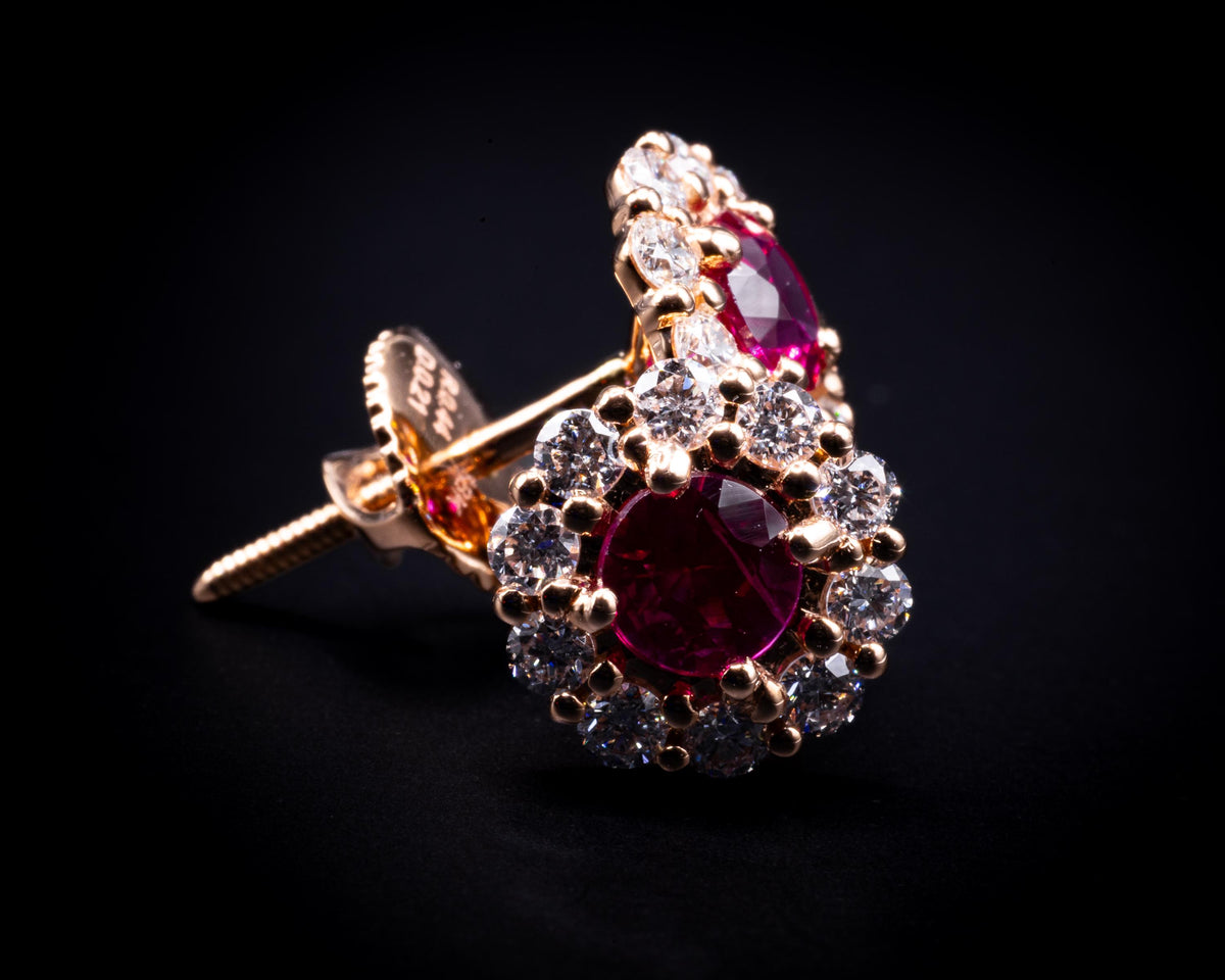 Orecchini a lobo halo con rubini e diamanti in oro rosa 18K, vista 17