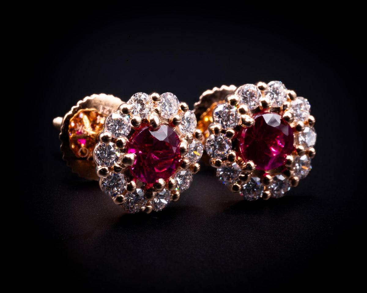 Orecchini a lobo halo con rubini e diamanti in oro rosa 18K, vista 18