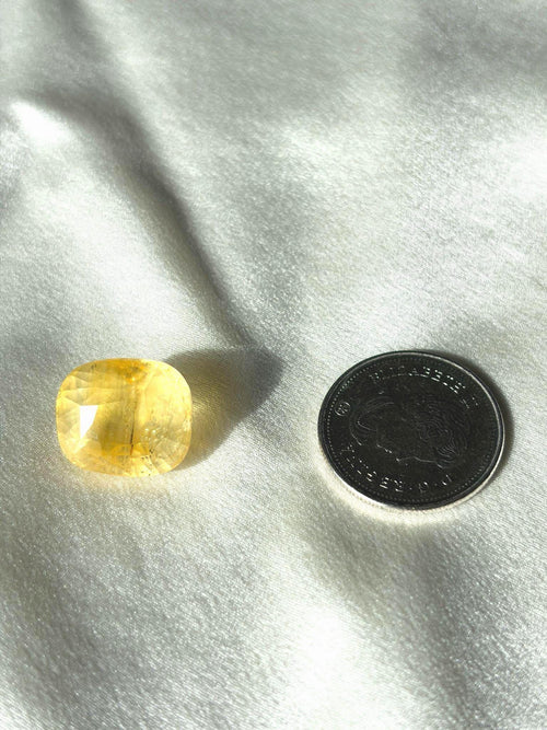 Antiker unerhitzter Ceylon-Gelbsaphir, 30.47 ct, Kissenschliff