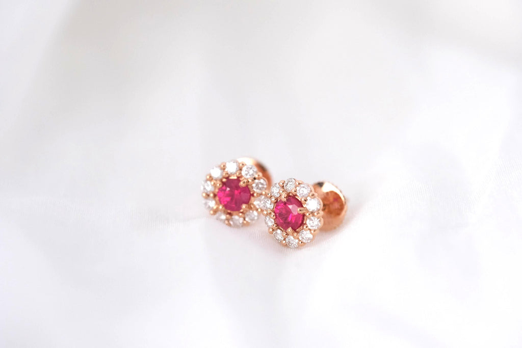 Orecchini a lobo halo con rubini e diamanti in oro rosa 18K, vista 9