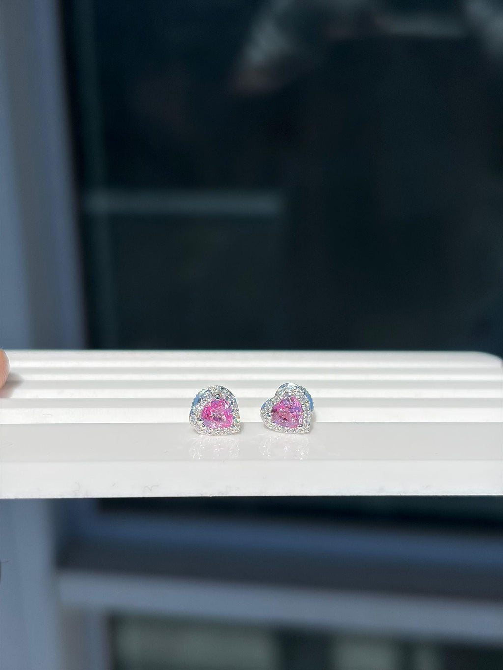 Pendientes de botón pequeños de corazón con zafiro rosa y diamantes en oro blanco de 18K, vista 10