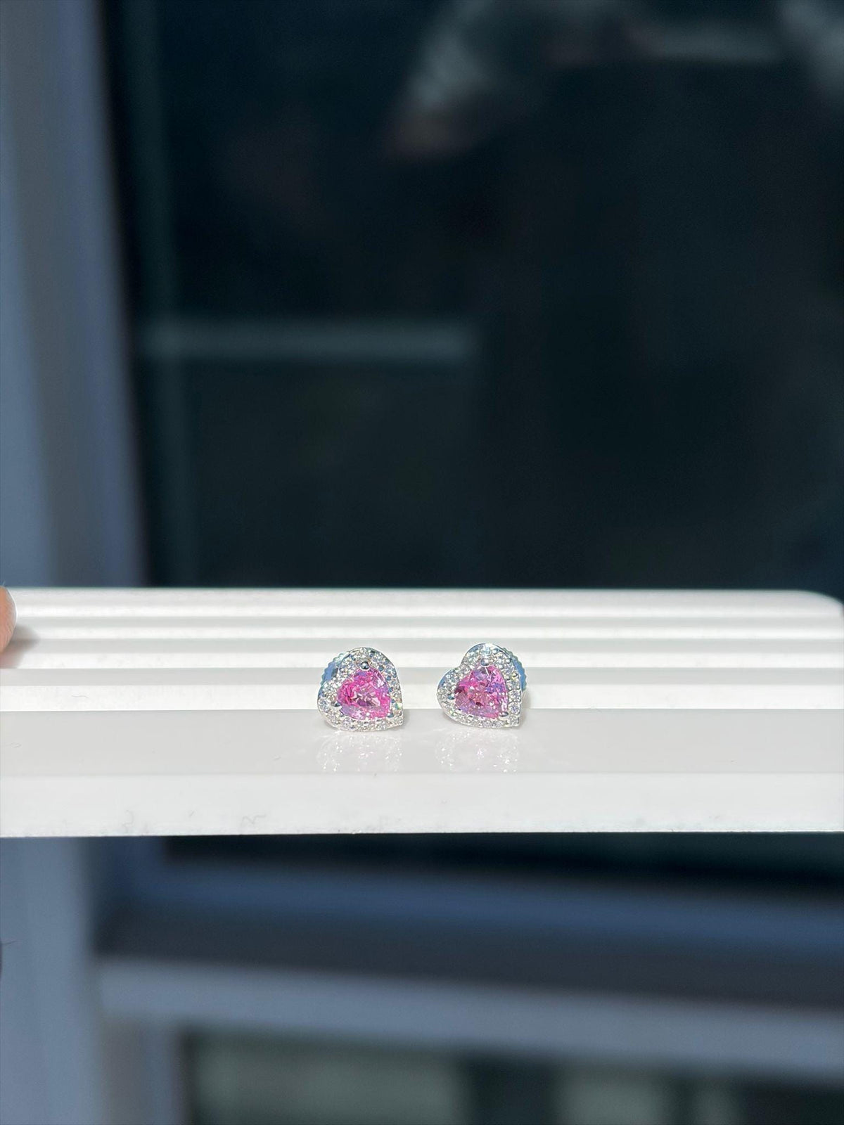 Pendientes de botón pequeños de corazón con zafiro rosa y diamantes en oro blanco de 18K, vista 10