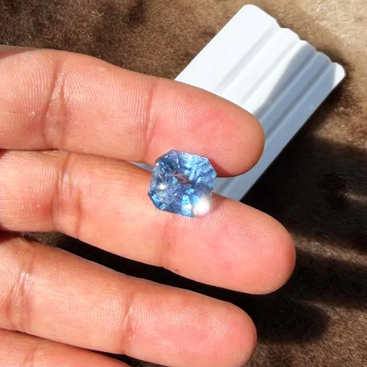 Unerhitzter eisblauer Ceylon-Saphir, 14.59 ct, Smaragdschliff, Ansicht 8