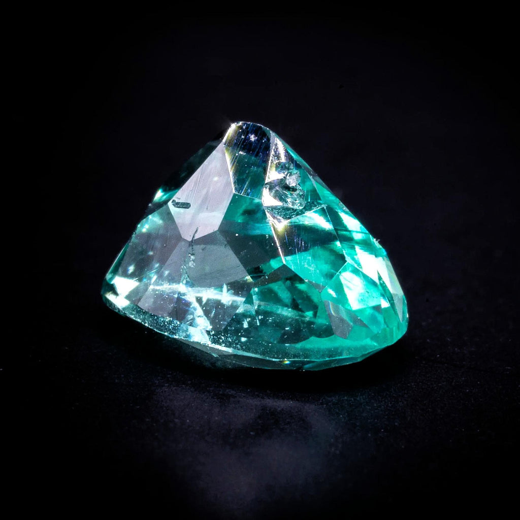Émeraude de Colombie vert menthe non traitée, sans huile, 0.995 ct, ovale, vue 4