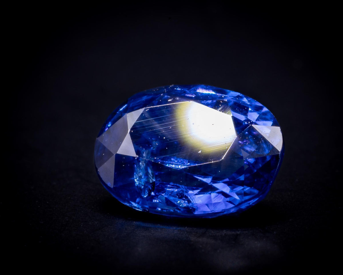 AGL certified 1.03 ct cornflower blue Ceylon sapphire, oval step cut, view 3