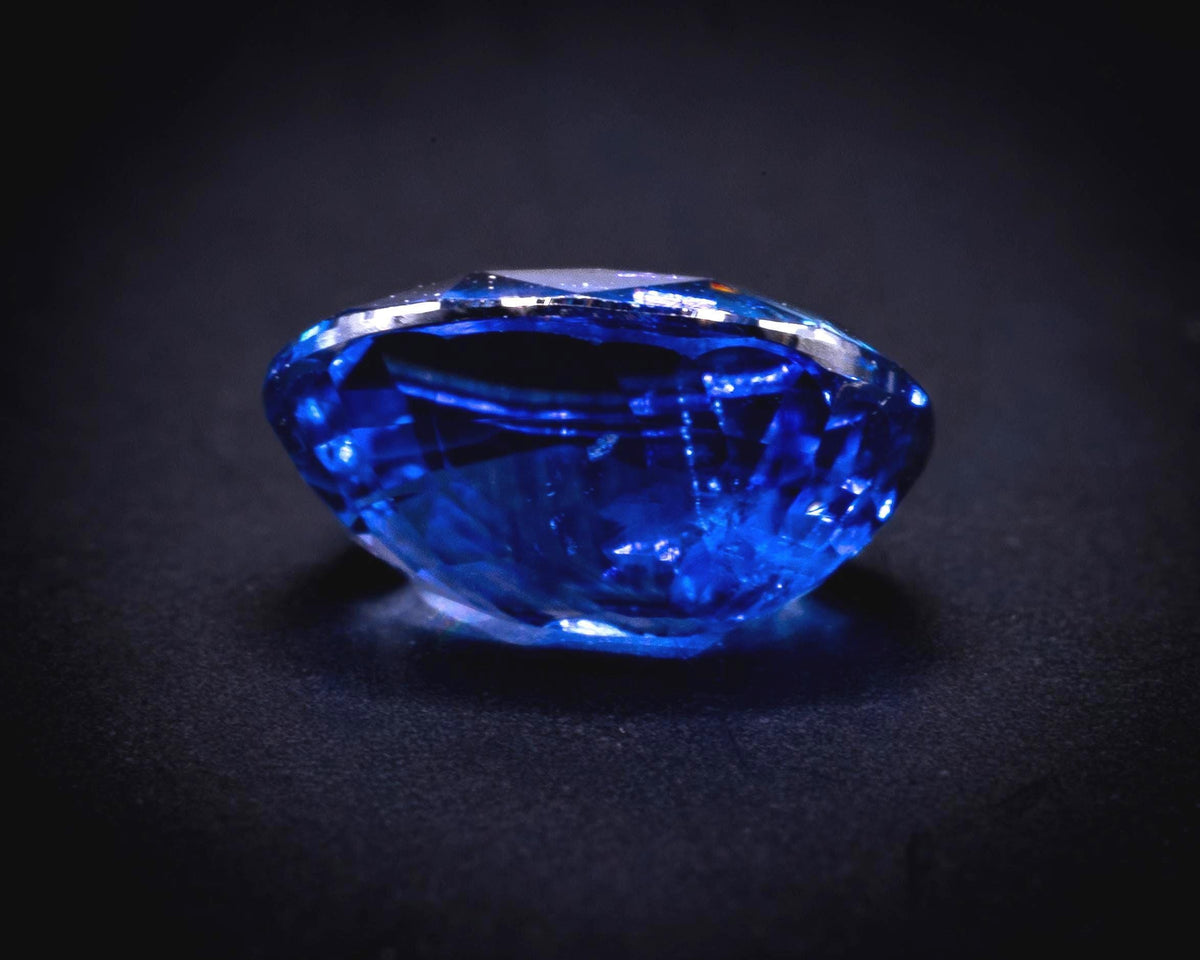 AGL certified 1.03 ct cornflower blue Ceylon sapphire, oval step cut, view 6