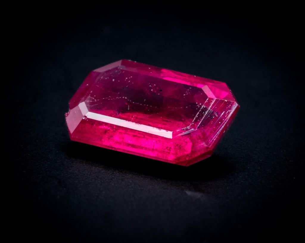 Rubis du Mozambique 0.60 ct taille émeraude, non serti, vue 3
