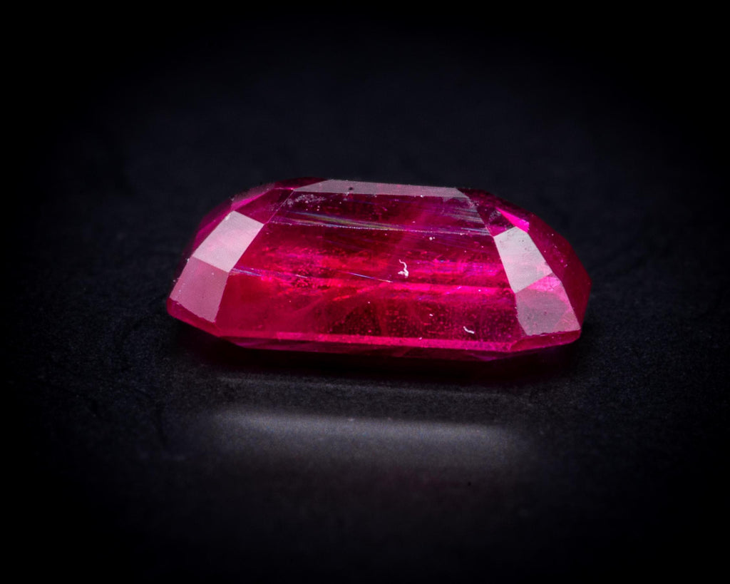 Rubis du Mozambique 0.60 ct taille émeraude, non serti, vue 5
