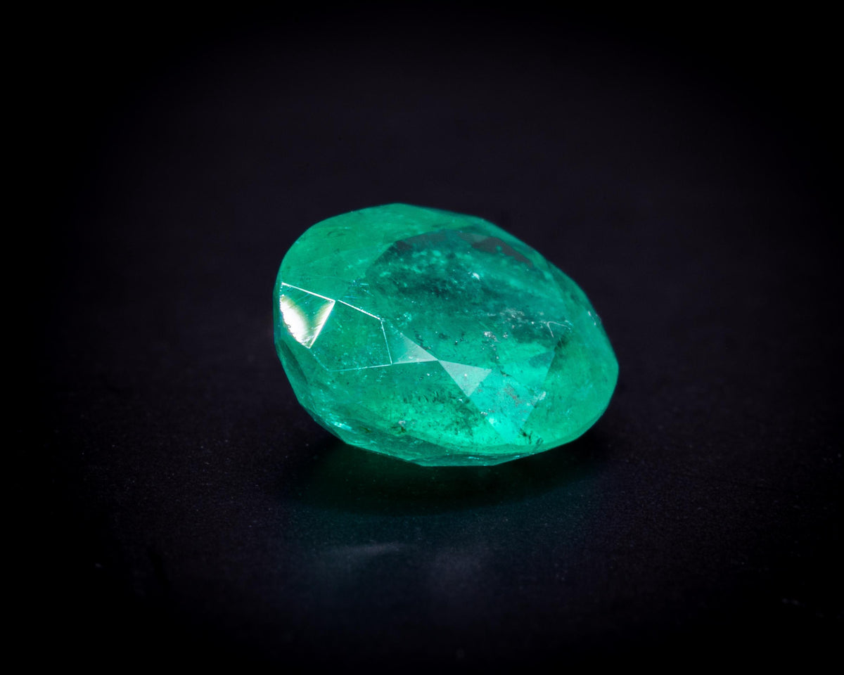 0.95 ct untreated no-oil Colombian emerald, oval, view 4