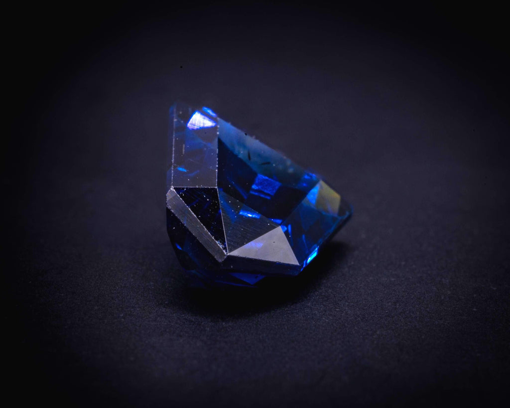 Saphir bleu de Madagascar 1.60 ct taille bouclier, non serti, vue 3