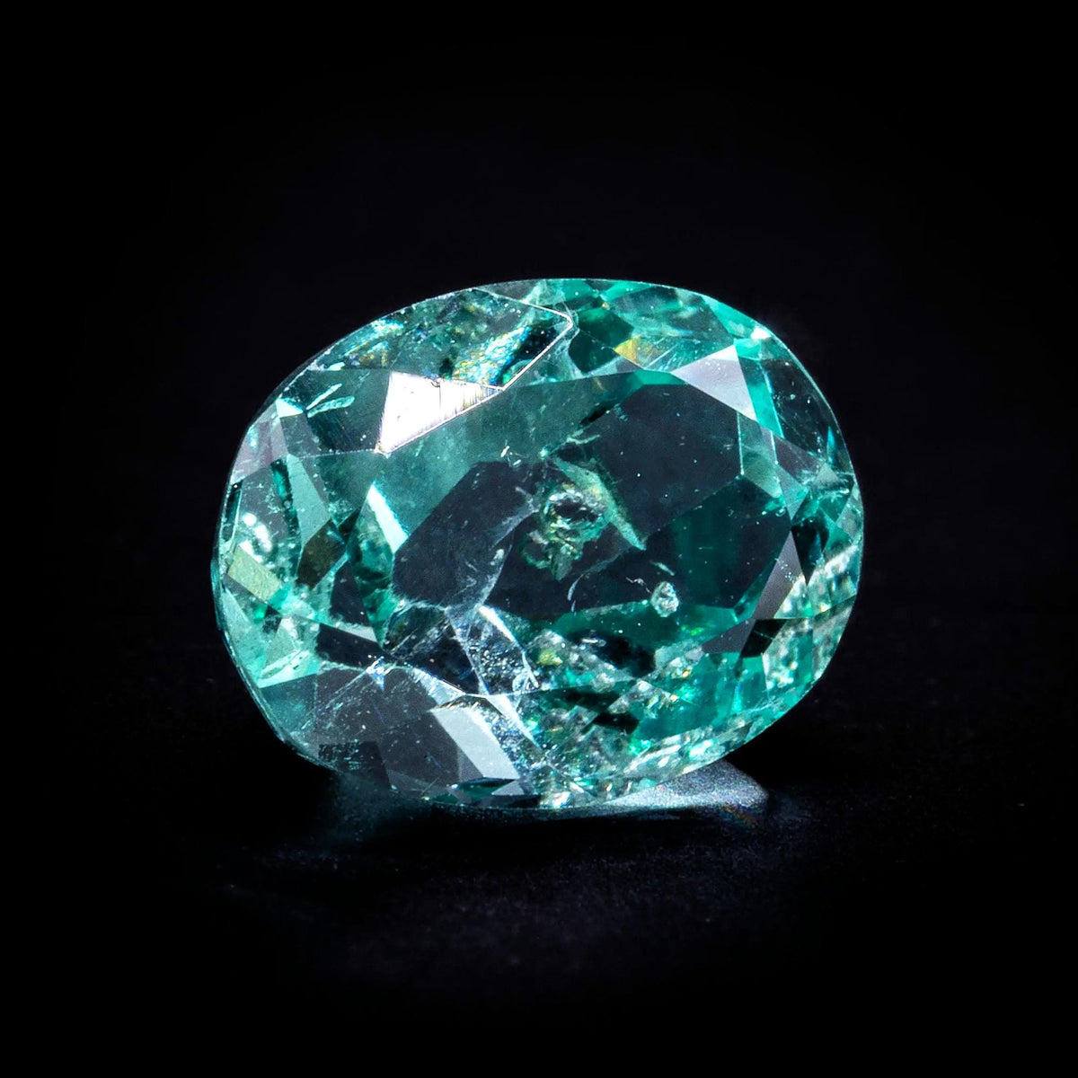 0.995 ct untreated no-oil mint green Colombian emerald, oval