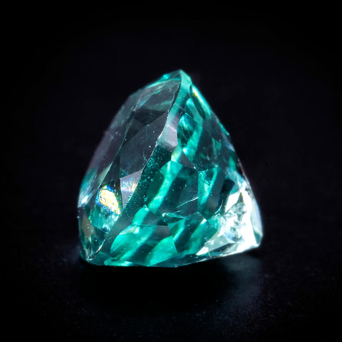 0.995 ct untreated no-oil mint green Colombian emerald, oval, view 5