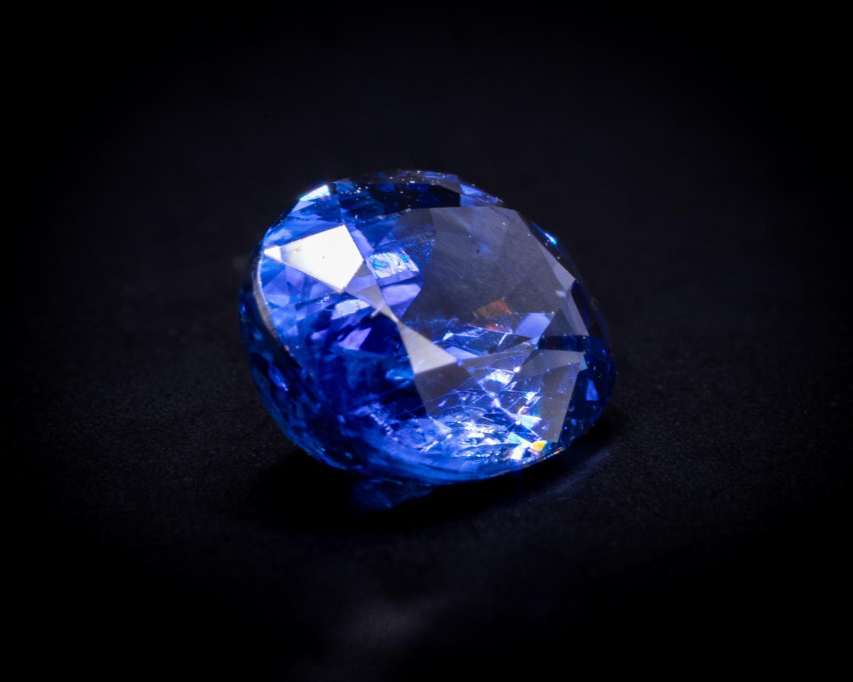 AGL certified 1.03 ct cornflower blue Ceylon sapphire, oval step cut, view 5