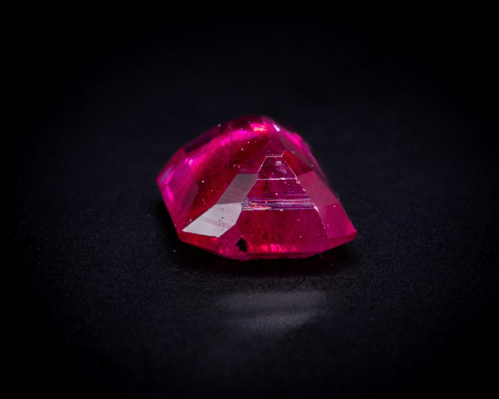 Rubis du Mozambique 0.60 ct taille émeraude, non serti, vue 6