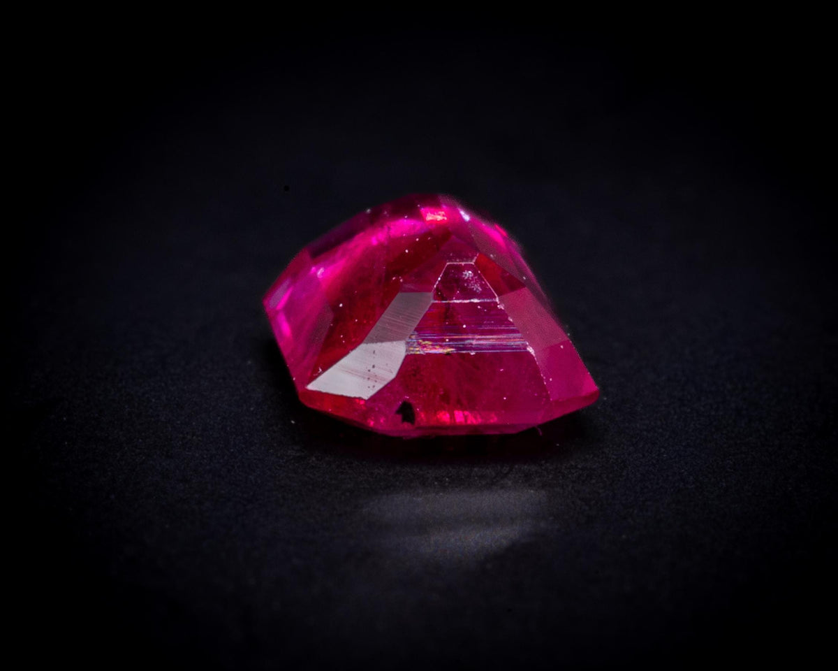 Rubis du Mozambique 0.60 ct taille émeraude, non serti, vue 6
