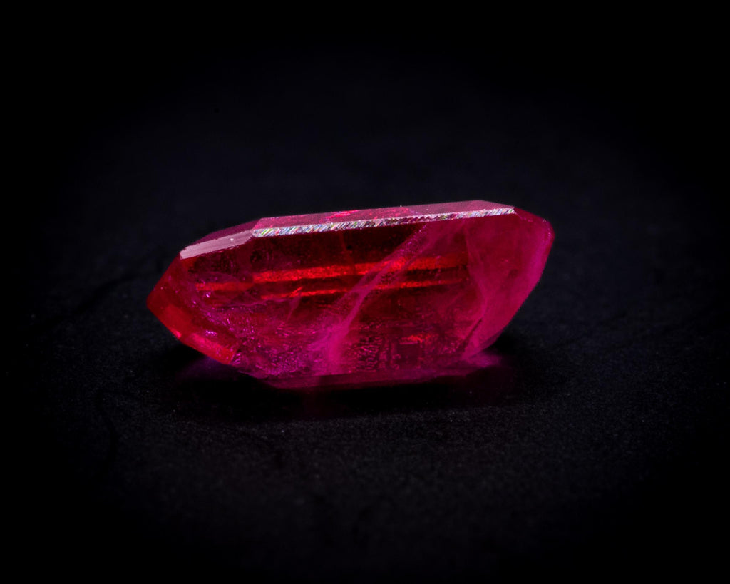 Rubis du Mozambique 0.60 ct taille émeraude, non serti, vue 7