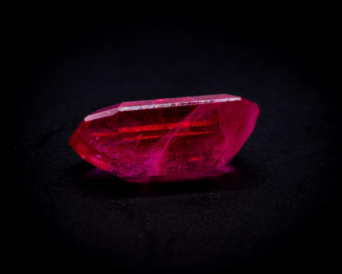 Rubis du Mozambique 0.60 ct taille émeraude, non serti, vue 7