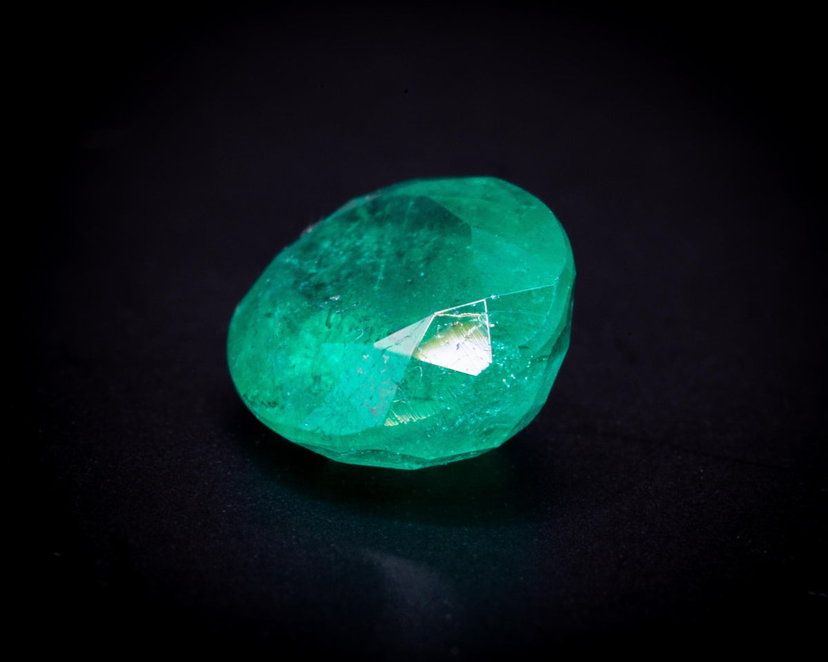 0.95 ct untreated no-oil Colombian emerald, oval, view 5