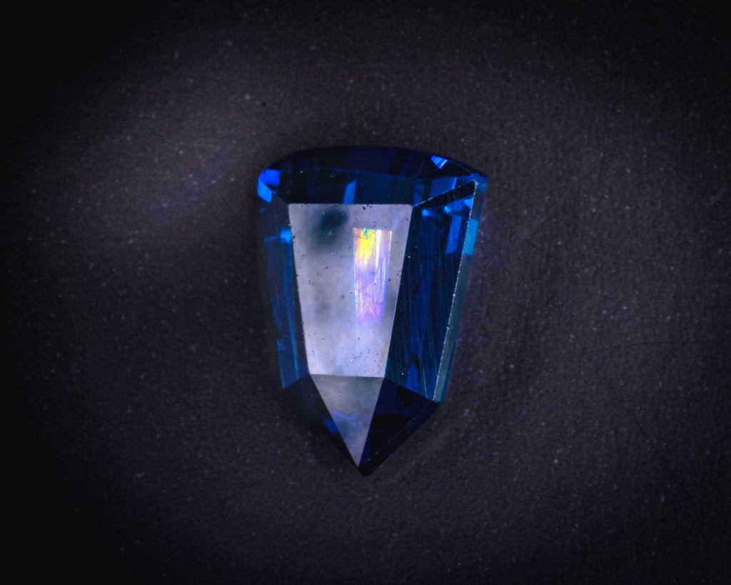 Saphir bleu de Madagascar 1.60 ct taille bouclier, non serti, vue 2