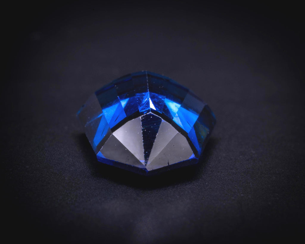 Saphir bleu de Madagascar 1.60 ct taille bouclier, non serti, vue 4