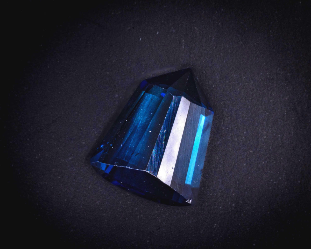 Saphir bleu de Madagascar 1.60 ct taille bouclier, non serti, vue 6