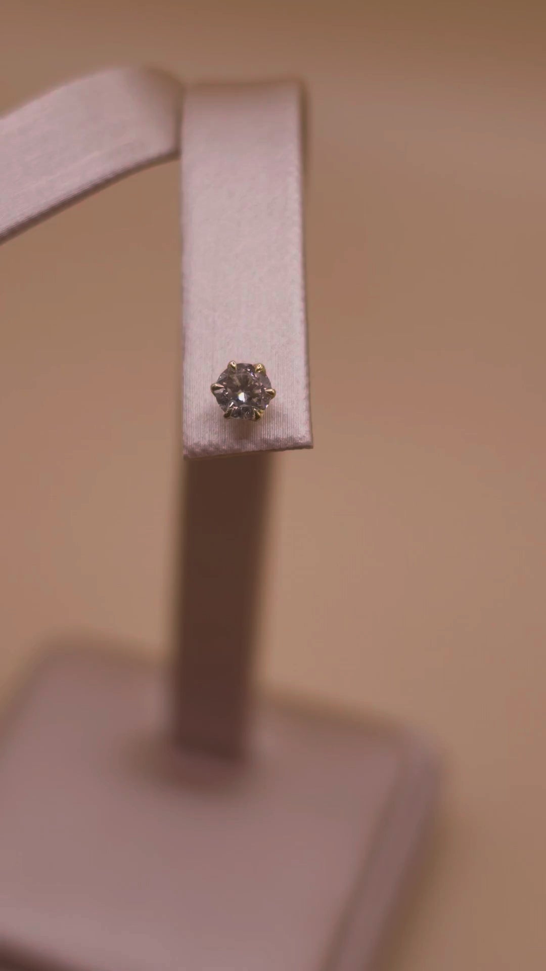 Video: lab-grown diamond studs on an earring stand