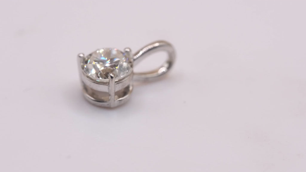 Video: white rhodium 0.25 ct diamond pendant, close up of the sparkle