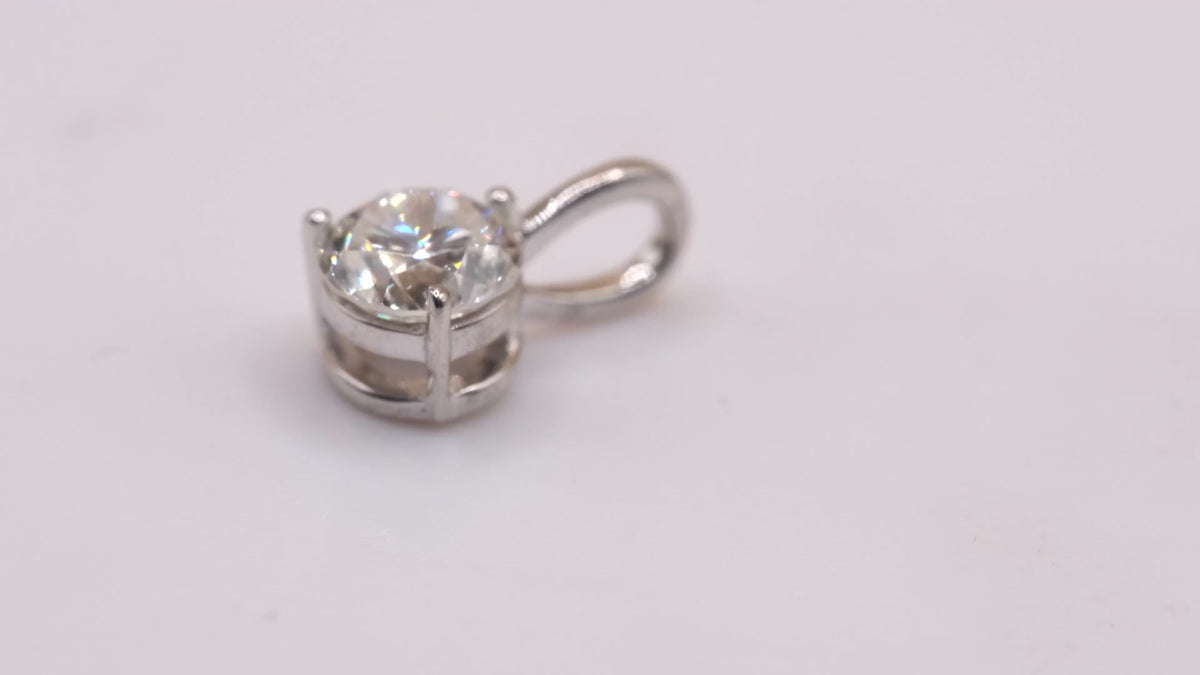 Video: white rhodium 0.25 ct diamond pendant, close up of the sparkle