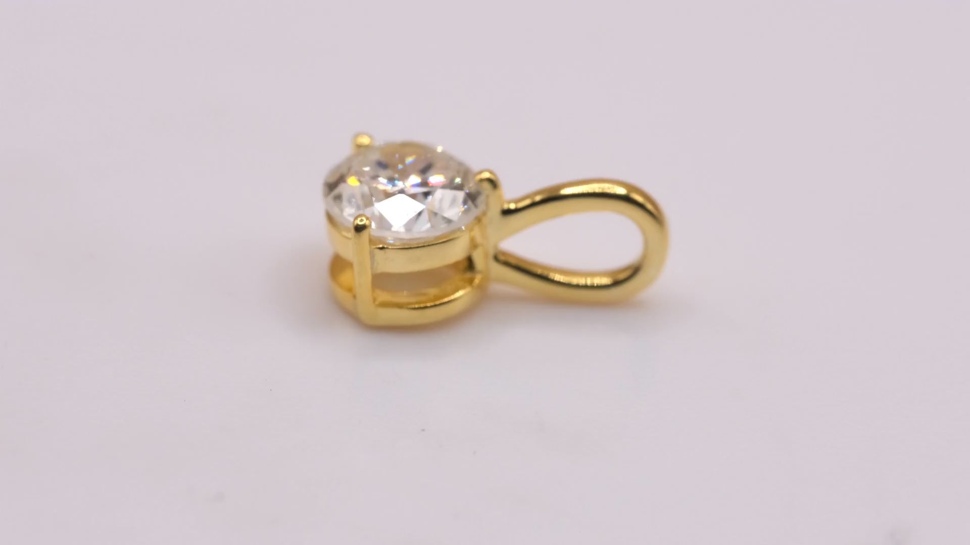 Video: yellow gold plated 0.25 ct diamond pendant, close up of the sparkle