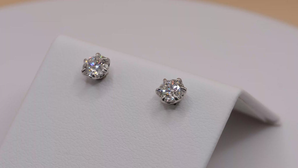 Video: white rhodium lab-grown diamond studs, sparkle close up