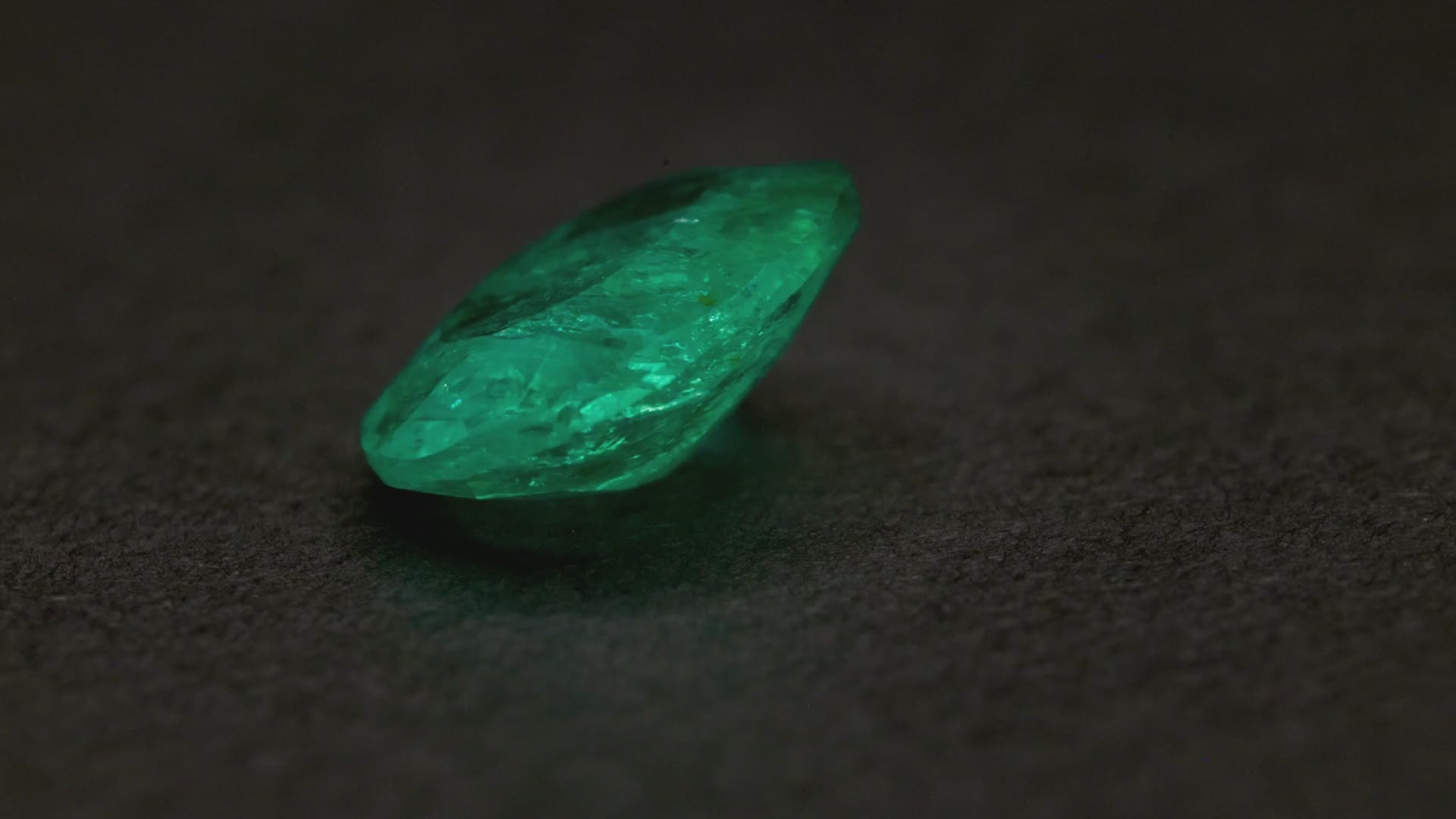 1.82 ct untreated no-oil Colombian emerald, oval, view 2