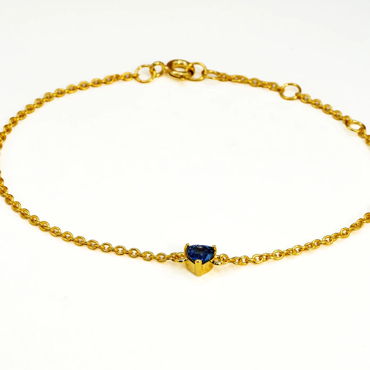 Armband mit blauem Saphir-Herz, 925 Silber, gelbgold-plattiert, Nahaufnahme