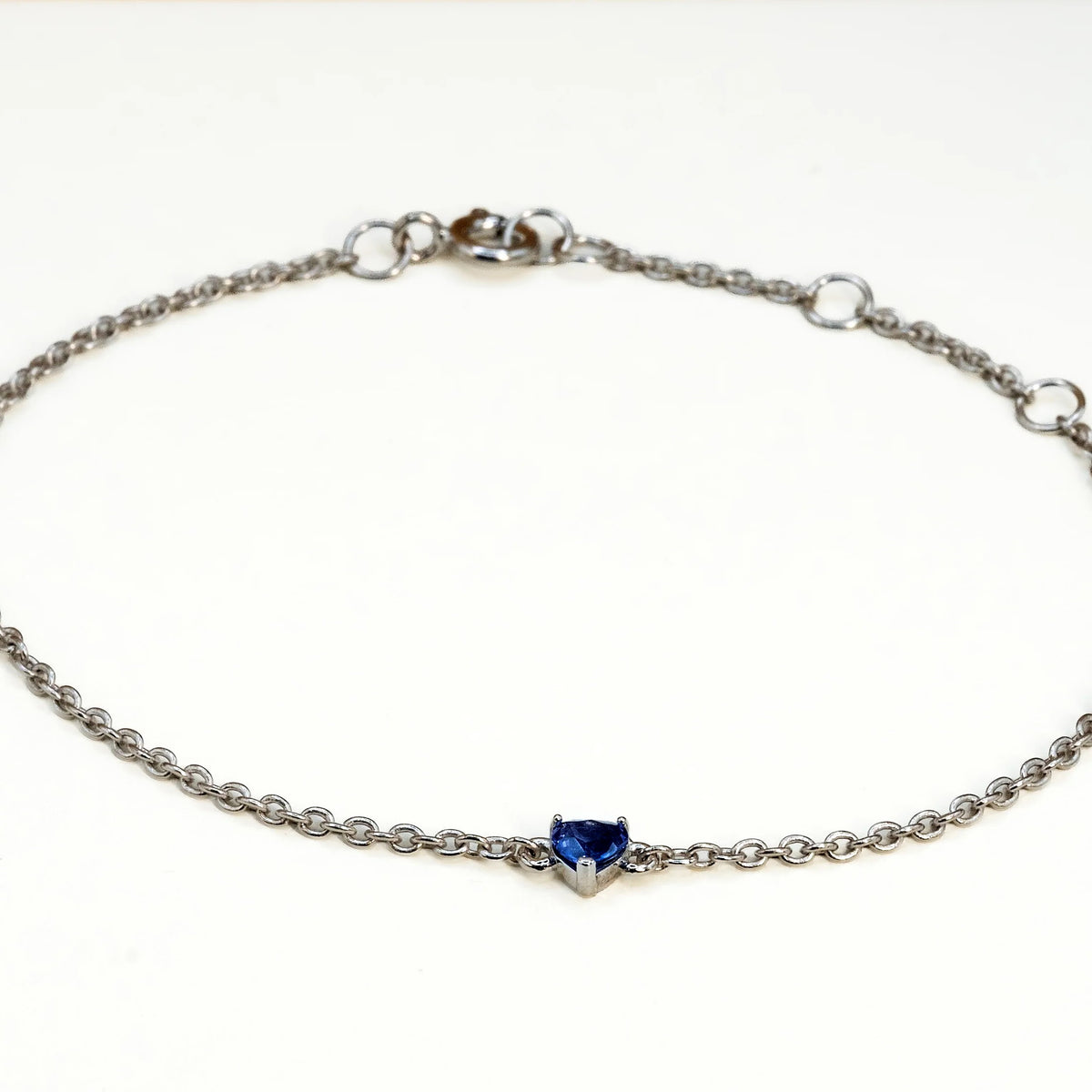 Armband mit blauem Saphir-Herz, 925 Sterlingsilber, weiß rhodiniert, Nahaufnahme