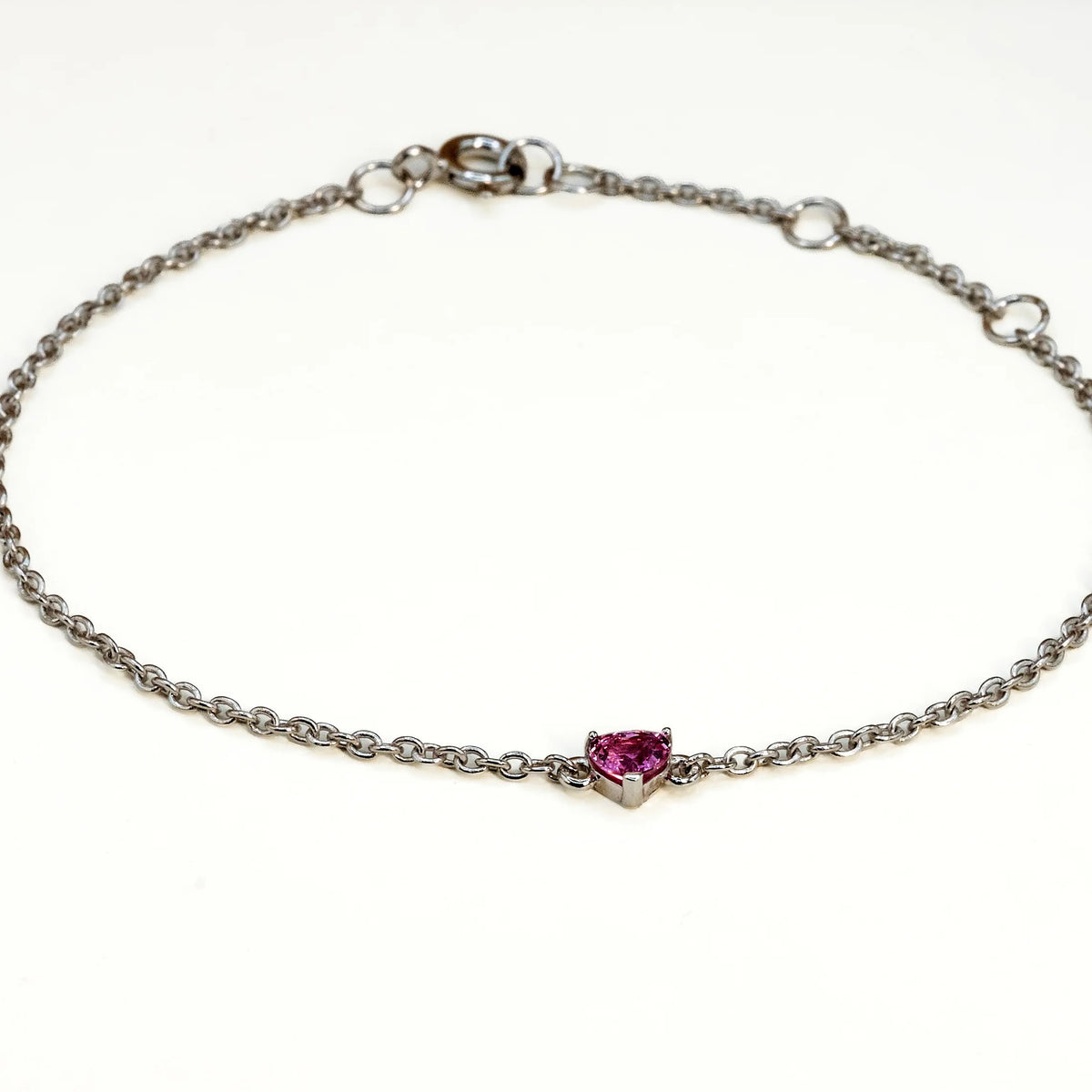 Armband mit rosa Saphir-Herz, 925 Sterlingsilber, weiß rhodiniert, Nahaufnahme