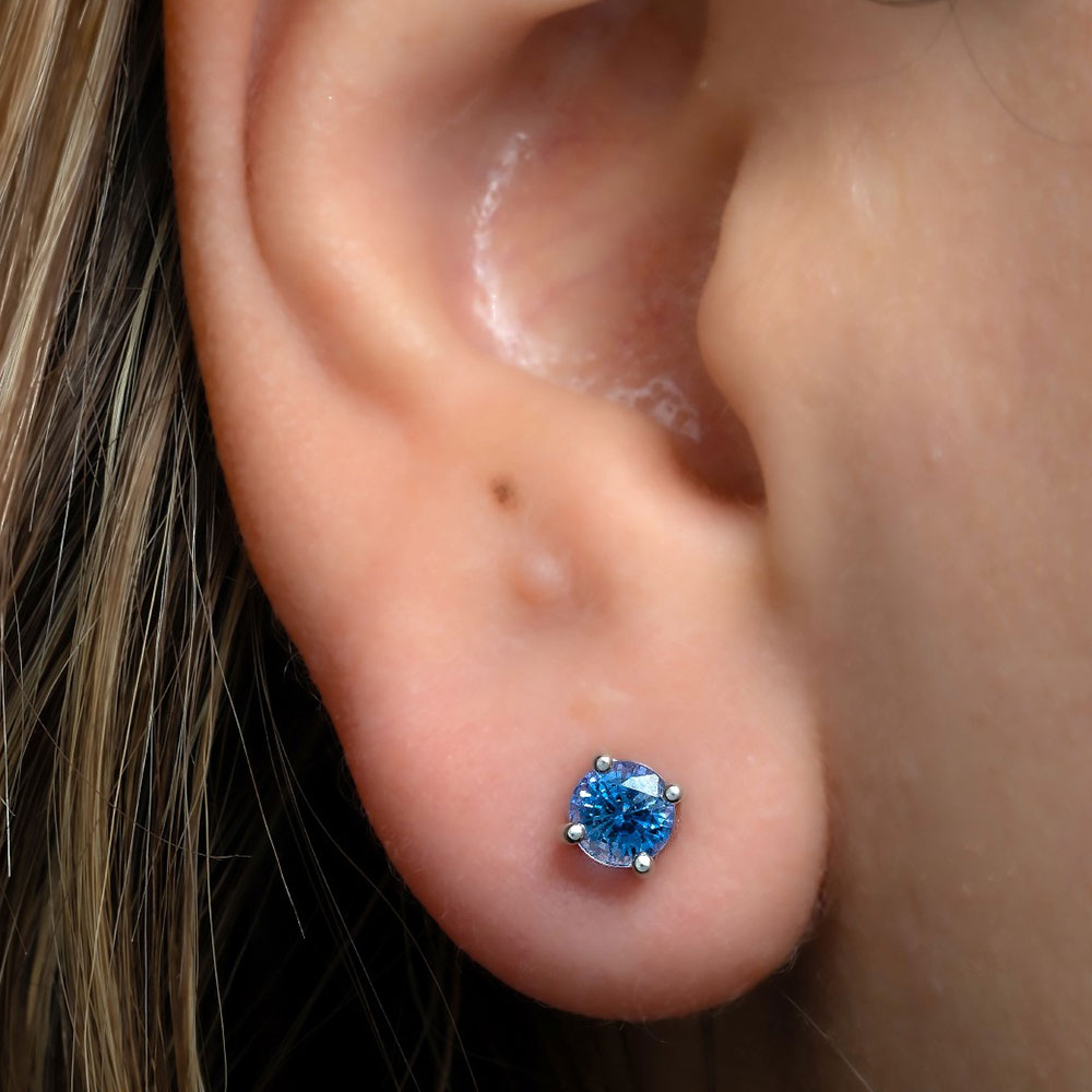 chic-blue-sapphire-stud-earrings_white_02 chic-blue-sapphire-stud-earrings_white