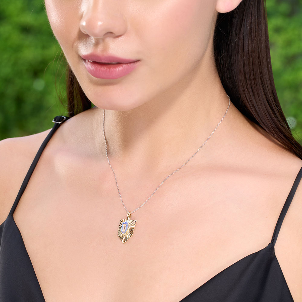luxurious_blue_sapphire_pendant