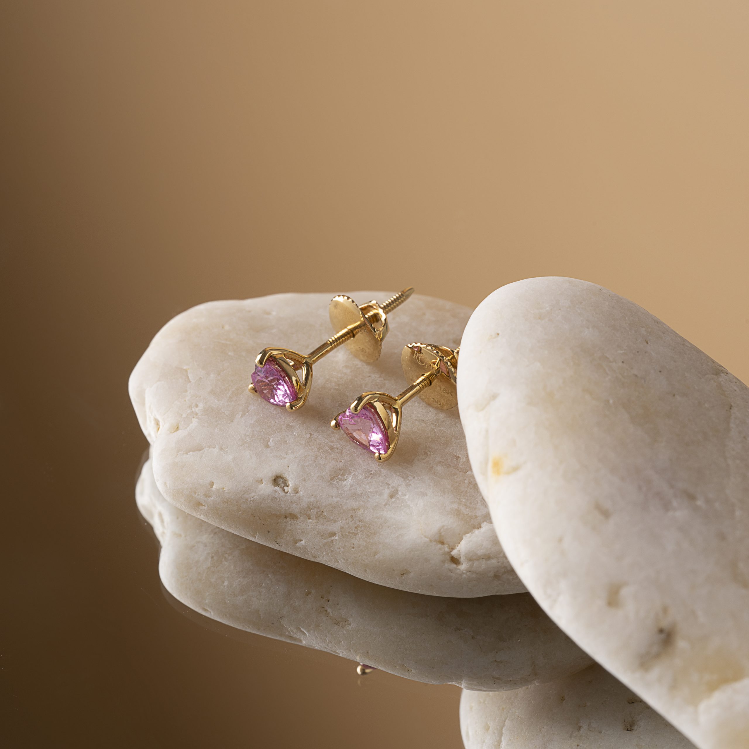 passionate_pink_heart_sapphire_stud_earrings_yellow_03 passionate_pink_heart_sapphire_stud_earrings_yellow